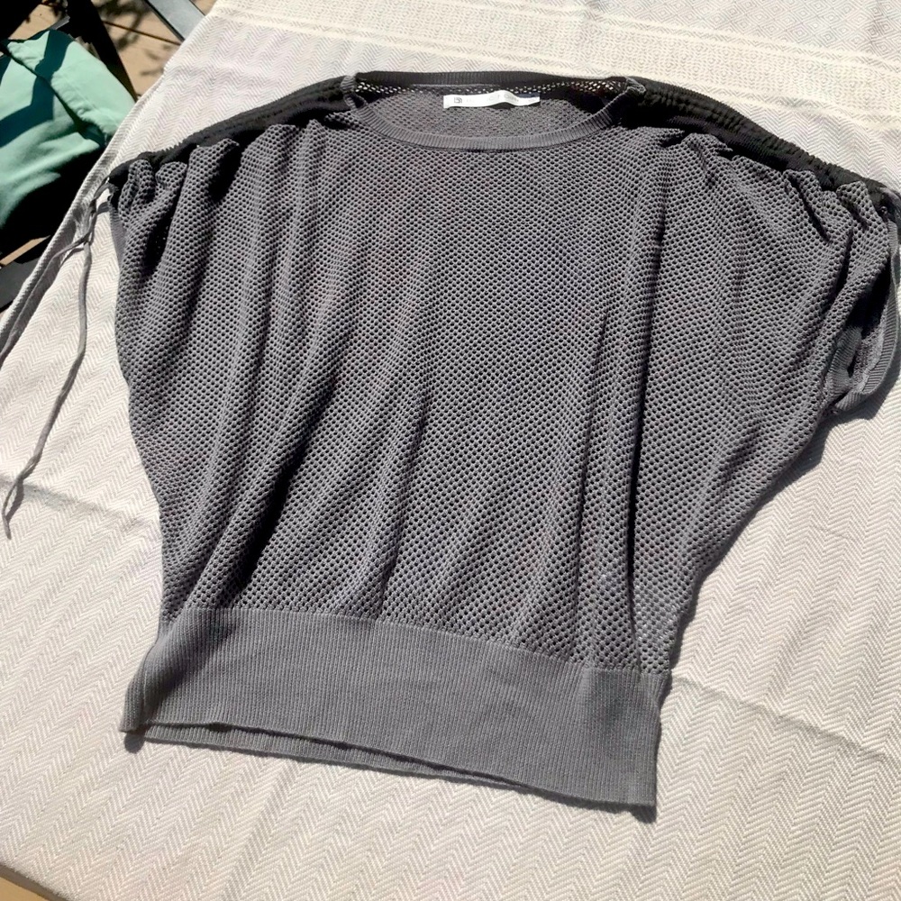 Fun fit workout top (Blanc Noir M grey top)
